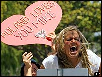 شادی يکی از طرفداران مايکل جکسون پس از شنيد حکم تبرئه وی در اطراف دادگاه