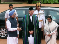 हामिद करज़ई और मनमोहन सिंह 