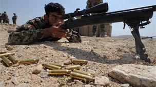 سرباز افغان در جریان یک برنامه آموزشی