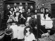 Gweithwyr yn ffatri sannau Llanidloes. Llyfrgell Genedlaethol Cymru.