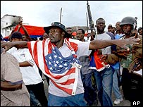 Rebelde com bandeira dos EUA em Gonaives, Haiti