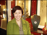 迟娟在画廊门外