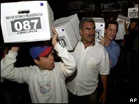 Oposição venezuelana entrega abaixo-assinado