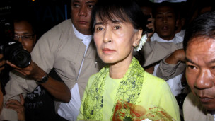 Bà Suu Kyi trên đường ra sân bay đi Mỹ