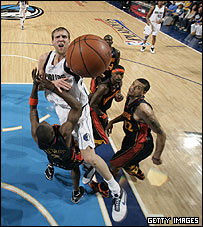 درک نويتزکی در مقابل بازيکنان گلدن استيت