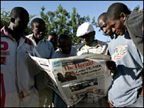 अख़बार पढ़ते ज़िम्बाब्वे के लोग