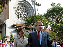 Hai vợ chồng tổng thống Bush ở Hà Nội