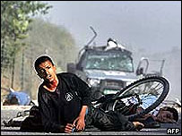 Imagens mostram um jovem palestino ferido caído na estrada