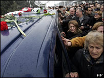 Caixão com corpo de Milosevic chega a museu de Belgrado