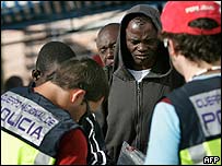 Guarda costeira espanhola recebe imigrantes ilegais em Tenerife, nas ilhas Canárias (arquivo)