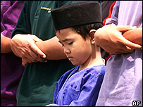 Malezya'da serban takan bir çocuk