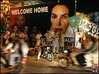 Outdoor dá boas-vindas à ex-primeira-ministra paquistanesa Benazir Bhutto em Karachi