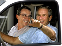 O presidente americano, George W. Bush, recebe em seu rancho o líder da Colômbia, Álvaro Uribe, em agosto de 2005