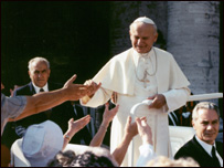 Giáo hoàng Gioan-Phaolô II tại quảng trường Thánh Phêrô tháng 9, 1985 (ảnh Bùi Văn Phú)
