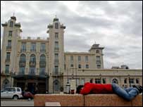 Jovem cochila em frente a edifício do Mercosul onde se darão encontros oficiais em Pueblo Bolívar, no Uruguai