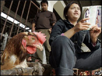 Vendedora chinesa em um mercado de aves em Xangai