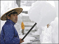 Neve chega a três metros em algumas áreas