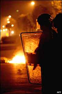 Policiais enfrentam incêndio e manifestantes em Villiers-le-Bel
