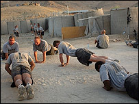 نيروهای ائتلاف در حال ورزش در پايگاهی در جنوب افغانستان