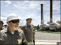 O presidente Lula e o presidente da Petrobras, Sergio Gabrielli, em visita a refinaria