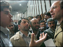 محمدباقر قاليباف، فرمانده سابق نيروی انتظامی به خاطر شيوه های برخورد اين نيرو با فعالان سياسی، مورد دانشجويان قرار گرفت