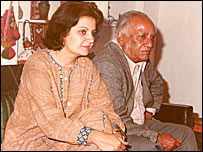 सलीमा हाश्मी अपने पिता फ़ैज़ अहमद फ़ैज़ के साथ