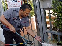 Bombeiro arrebenta corrente colocada por manifestantes num jardim da infância em Tel Aviv