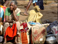 Yakınlarının döneceği umuduyla bekleyen bir kadın