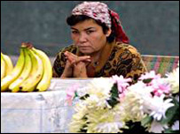 Бозорда савдо қилаётган ўзбек аёли