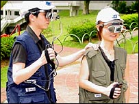 Jovens jogando Pacman humano em Cingapura