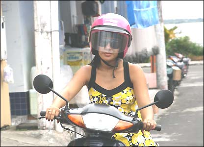 Người đi xe máy ở Parintins