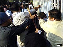 Karaçi'de avukatların gösterisine polis müdahalesi