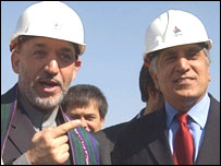 حامد کرزی رييس جمهور افغانستان و زلمی خليلزاد سفير سابق آمريکا در کابل