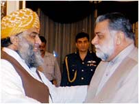 مولانا فضل الرحمٰن وزیرِ اعظم ظفر اللہ جمالی کے ہمراہ