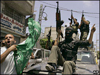 Integrantes do Hamas festejam a conquista de Gaza