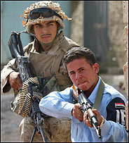 Soldado americano treina policial iraquiano em Falluja