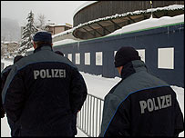 ماموران امنيتی در اطراف سالن کنفرانس داووس