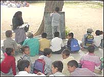 دانش آموزان افغان در فضای باز