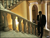 Barack Obama walks up stairs on Capitol Hill, 13 March 2008, 