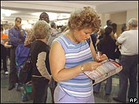 Eleitora se preparando para votar na Flórida