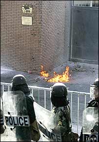 ماموران امنيتی ايران در مقابل سفارت بريتانيا