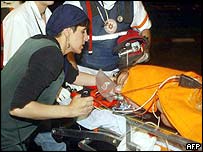 Médicos tentam socorrer menina baleada em ataque