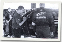 John wrth ei waith gyda Subaru