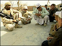 سرباز اماراتی در میان روستاییان افغان