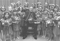 Bardd y Gardair Dai Rhys Davies, Pendre, Llandysul gyda plant y ddawns flodau o Ysgol Pontrhydfendigaid