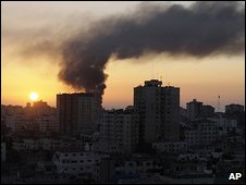 Khói bốc lên ở Gaza