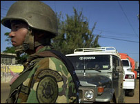 Soldado da Venezuela patrulha fronteira do país com a Colômbia