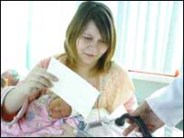 Породілля бере участь у виборах у 2004 році. Цього року пропонують обмежити кількість тих, хто голосує поза дільницями