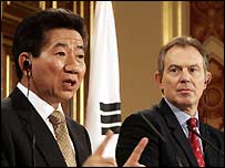 O presidente da Coréia do Sul, Roh Moo-hyun (esq), e Tony Blair