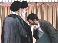 محمود احمدی نژاد، آيت الله خامنه ای و محمد خاتمی هنگام تنفيذ رياست جمهوری